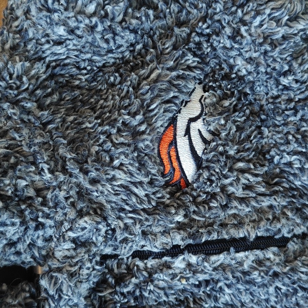 🎉HP🎉 EUC Fuzzy Denver Broncos pramsuit - Picture 3 of 6